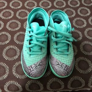 New youth Futsol shoes size 3